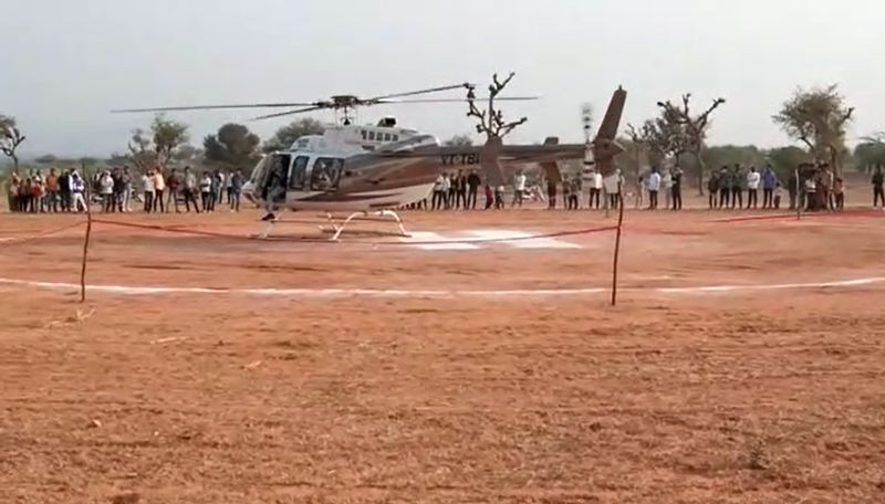 15 फरवरी की रात शादी बाद अगले दिन सुबह जब मोनिका विदाई के लिए तैयार हुई तब तक हेलीकॉप्टर आ गया। जिसे देखकर उसकी खुशी का ठिकाना न रहा। परिवार से रोते-रोते बिछड़ रही मोनिका के चेहरे पर अचानक चमक आ गई। वह खुशी-खुशी हेलीकॉप्टर में बैठकर अपने ससुराल के लिए रवाना पहुंची।
