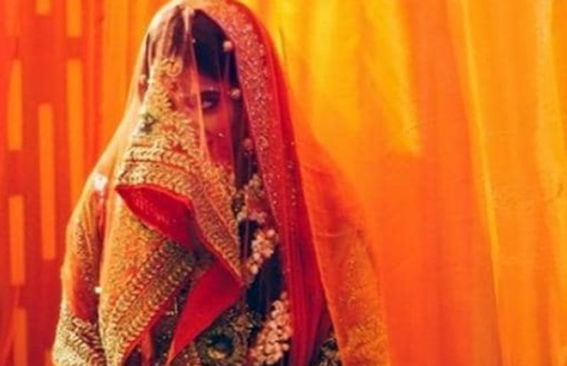 खेतड़ी के सरदारपुरा में रहने वाले कृष्ण कुमार टाइल्स ठेकेदार हैं। उनका बेटा राहुल आर्मी में क्लर्क है। जिसकी शादी गांव से 12 किलोमीटर दूर लाखा की नांगल में रहने वाले रिटायर्ड आर्मी मैन वीरेंद्र कुमार की बेटी मोनिका से तय हुई।
प्रतीकात्मक फोटो
