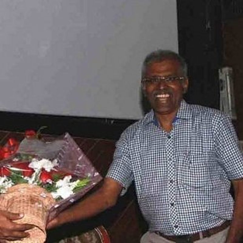 அது என்ன #கடனைஅடைங்க_அஜித் எனக்கேட்பவர்களுக்கு, கடந்த பிப்ரவரி மாதம் அஜித் தன்னிடம் ரூ. 25 லட்சம் கடன் வாங்கிவிட்டு அதை திருப்பித் தராமல் இழுத்தடிப்பதாக செவன்த் சேனல் கம்யூனிகேஷன்ஸ் நிறுவன தயாரிப்பாளர் மாணிக்கம் நாராயணன் குற்றச்சாட்டியிருந்தார். அதை தூசு தட்டி தற்போது கையில் எடுத்துள்ள விஜய் ரசிகர்கள், மீம்ஸ்களை உருவாக்கி வைரலாக்கி வருகின்றனர். 