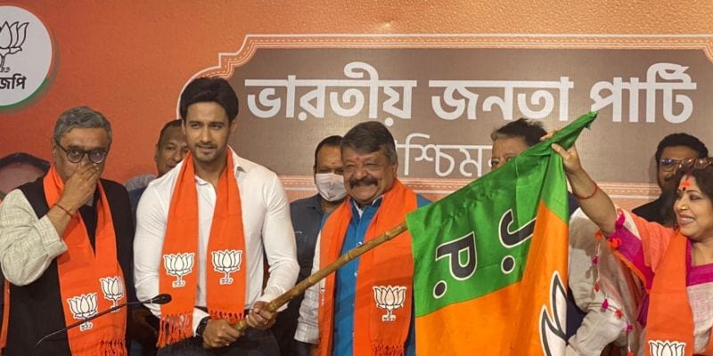 <p>মুকুল রায় এবং কৈলাস বিজয়বর্গীয়র নেতৃত্বেই পদ্ম শিবিরে যোগ দিলেন যশ এবং টলি অভিনেতারা।সকলের হাতে গেরুয়া পতাকা তুলে দেওয়া দেন বিজেপির পশ্চিমবঙ্গের পর্যবেক্ষক কৈলাস বিজয়বর্গীয়।</p>