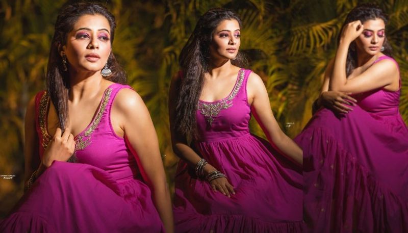 సోషల్ మీడియాపై స్పందిస్తూ, సామాజిక మాధ్యమాల్లో పిచ్చి పిచ్చి కామెంట్లు చేస్తుంటారు. బాడీషేమింగ్ పైన ఎవరు మాట్లాడినా కోపం వస్తుంది. సోషల్ మీడియాలో కొందరు నన్ను ఆంటీ అని, మీరు బాగా ఓల్డ్ అయ్యారనీ కామెంట్లు పెడుతుంటారు. మహిళలను గౌరవించడం తెలియదు` అని మండిపడింది ప్రియమణి.