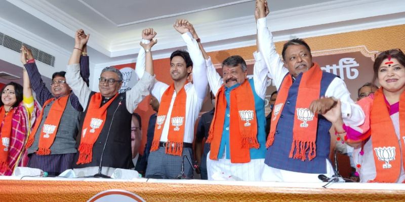 <p>গত ১৭ ফেব্রুয়ারি বিজেপিতে যোগ দিয়ছেন টালিগঞ্জের তারকা অভিনেতা যশ দাসগুপ্ত। তাকে স্বাগত জানান দিলীপ ঘোষ কৈলাস বিজয়বর্গীয়রা।</p>