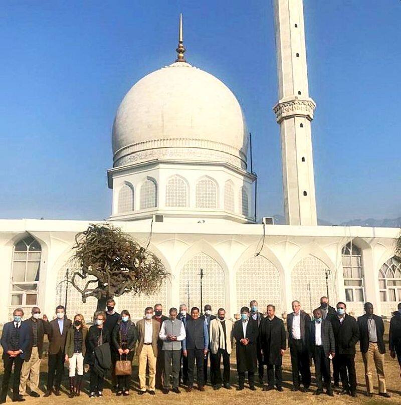 24 foreign envoys in Kashmir Hazratbal Shrine-Vpn
