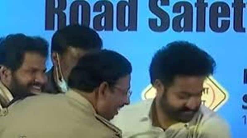 కార్యక్రమం చివర్లో ఎన్టీఆర్ తనతో పాటు పాల్గొన్న హైపర్ ఆది, రైసింగ్ రాజు మరికొందరిని సన్మానించడం జరిగింది. మొదట హైపర్ ఆదికి శాలువా కప్పి మెమెంటోతో పాటు ఓ మొక్కను ఇవ్వడం జరిగింది.