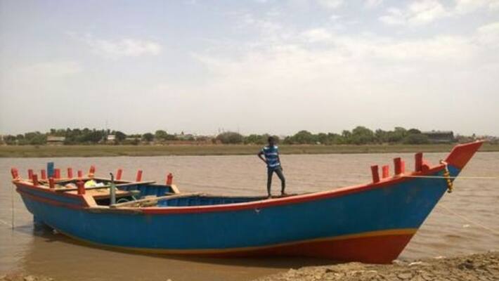 The fishing boat capsized and three workers were rescued The fishing boat capsized and three workers were rescued