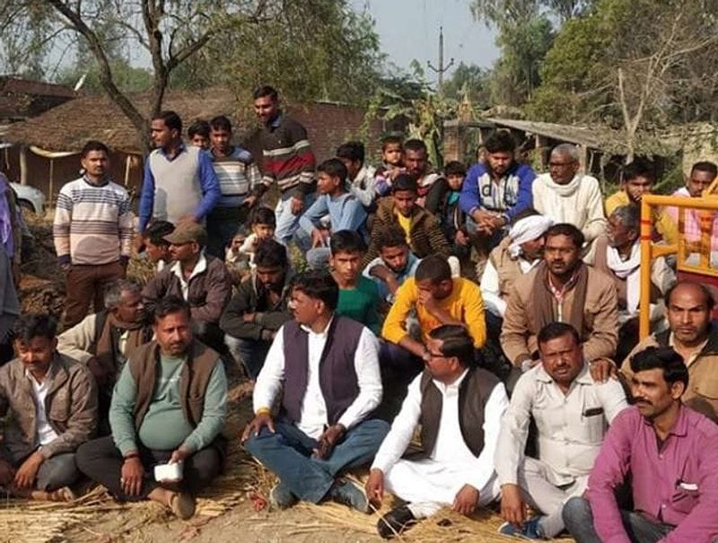 असोहा थाना क्षेत्र के गांव में गुरुवार सुबह सपा व बसपा के नेता और कार्यकर्ता पहुंच गये। सपा जिला उपाध्यक्ष सुनील रावत, बसपा जिला सचिव जय नारायण गौतम के साथ कार्यकर्ताओं ने मृतक किशोरियों के स्वजन को छोड़ने की मांग कर रहे हैं।