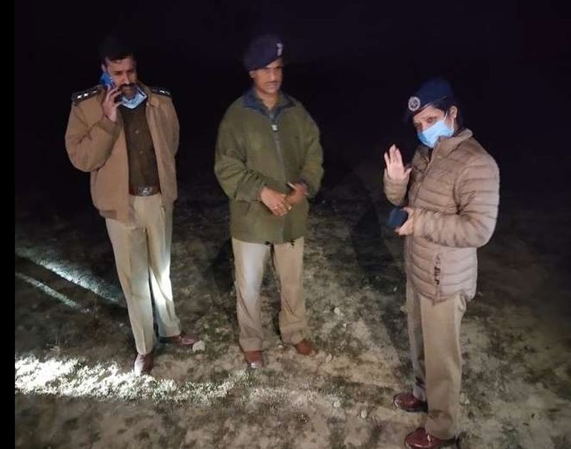 पुलिस पिता व भाई से थाने में बिठाकर पूछताछ कर रही है। इसे लेकर सपाइयों ने स्वजन को तत्काल छोड़ने की मांग की और पीड़ित परिवार के घर के निकट धरने पर बैठ गए। बसपा जिला सचिव जय नारायण गौतम ने स्वजन व मीडिया की उपस्थिति में शवों का पोस्टमार्टम कराने और अंतिम संस्कार कराने की मांग किया।