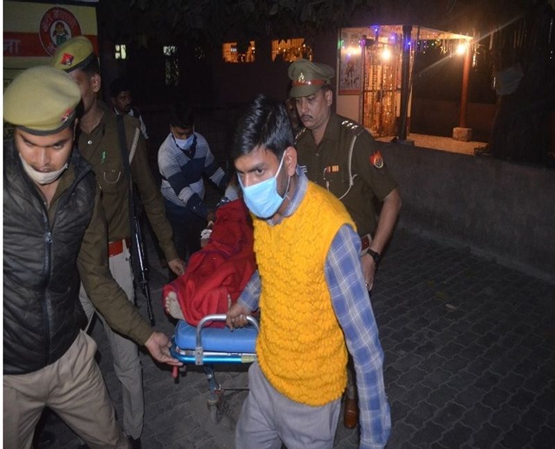 परिवार वालों ने बताया कि तीनों लड़कियां दोपहर करीब तीन बजे अपने ही खेत पर चारा लेने गई थीं। शाम तक नहीं लौटीं तो उनकी तलाश शुरू की गई। अस्पताल ले जाने पर दो को मृत घोषित कर दिया गया। तीसरी लड़की को कानपुर रsफर किया गया है।