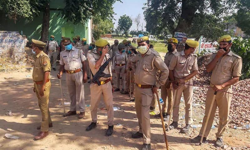 पासी समुदाय की इन लड़कियों की उम्र 13, 16 और 17 साल है। हालांकि, उन्नाव के SP आनंद कुलकर्णी का कहना है कि पोस्टमॉर्टम के बाद ही मौत की वजह पता चल सकेगी। जांच के लिए छह टीमें बनाई गई हैं।