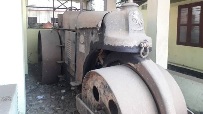 The seven-and-a-half-decade-old road roller has left Nilambur for Kothamangalam The seven-and-a-half-decade-old road roller has left Nilambur for Kothamangalam