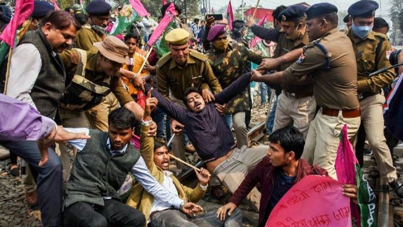 यह तस्वीर पटना की है। यहां जन अधिकार पार्टी (लोकतांत्रिक) के कार्यकर्ताओं ने ट्रेन रोकी। 