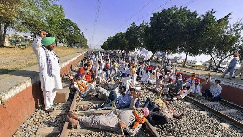 केंद्र सरकार किसानों को बातचीत का न्यौता दे चुकी है, लेकिन किसान नेता नए कृषि कानूनों को रद्द करने की मांग पर अड़ी हुई है।