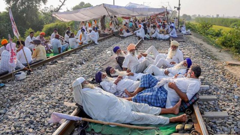 भारतीय किसान यूनियन (हरियाणा) के अध्यक्ष गुरनाम सिंह चंढूनी ने चेतावनी दी कि नए कृषि कानूनों की वापसी तक कोई अपने घर नहीं लौटेगा।