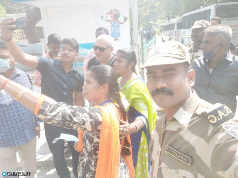 ரசிகர்கள் தன்னை நோக்கி வரும் போது கூட, அவர்களை சிரித்தபடி வரவேற்று, சில நிமிடங்கள் பேசிவிட்டு, அவர்களுடன் புகைப்படமும் எடுத்து கொண்டு செம்ம தில்லாக பழைய கமிஷ்னர் அலுவலகம் நோக்கி சென்றுள்ளார் தல. 