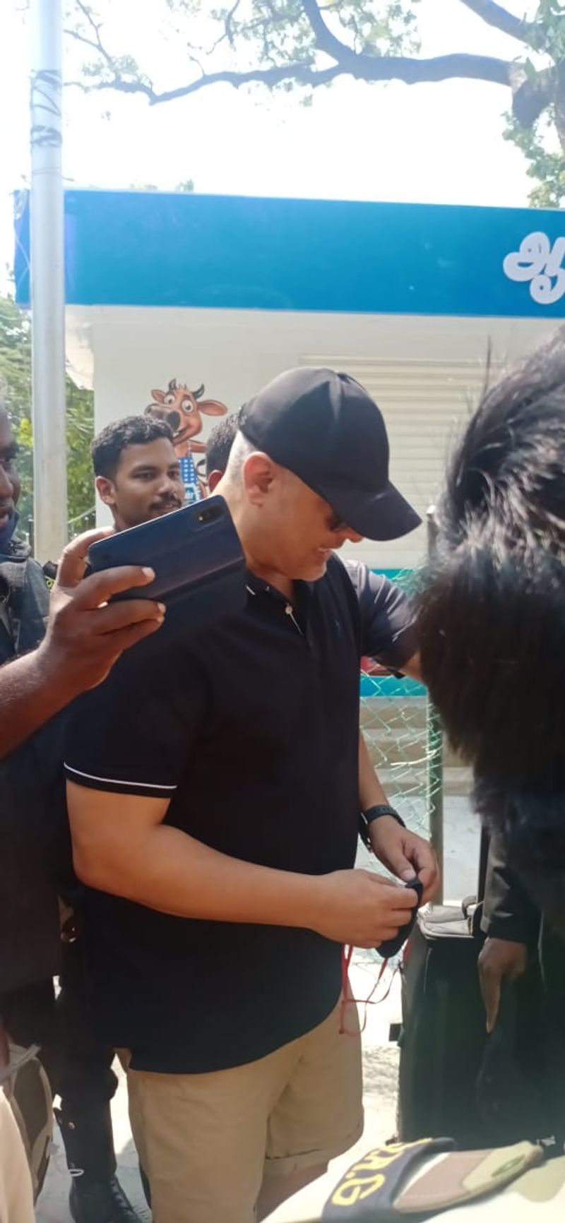 10 படம் நடித்து விட்டாலே, விதவிதமான சொகுசு கார்களை வாங்கி 10 ஜிம் பாய்ஸ்களுடன் வந்து இறங்கும் நடிகர்கள் மத்தியில், துளியும் அலட்டி கொள்ளாமல், மிகவும் சாதாரணமாக அஜித் வாடகை காரில் வந்தது பலருக்கும் ஆச்சரியமாகவே இருந்தது.