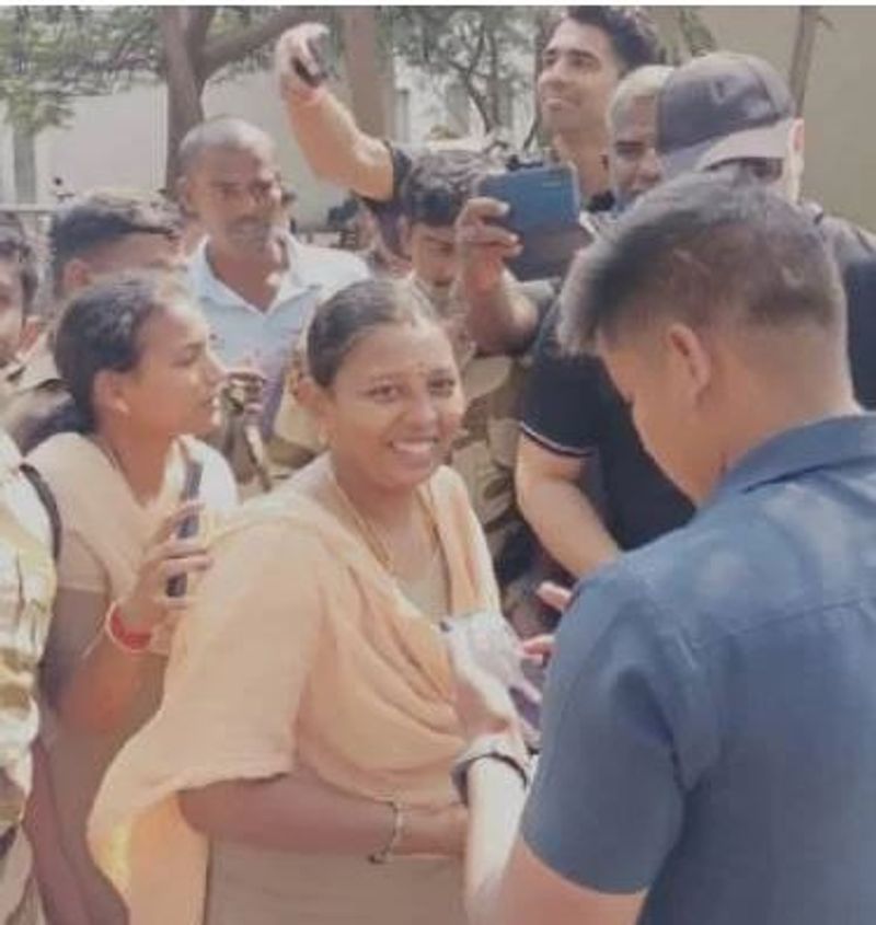 ரீபில் கிளப் செல்ல வழி தெரியாத போது கூட அவரே கீழே இறங்கி, குறிப்பாக ஒரு உதவியாளர் கூட இல்லாமல் கமிஷ்னர் அலுவலகத்தில் இருந்த காவலாளிகளிடம் விசாரித்த போது தான், அந்த வாடகை காரில் வந்தது அஜித் என்றே பலருக்கும் தெரிய வந்தது.