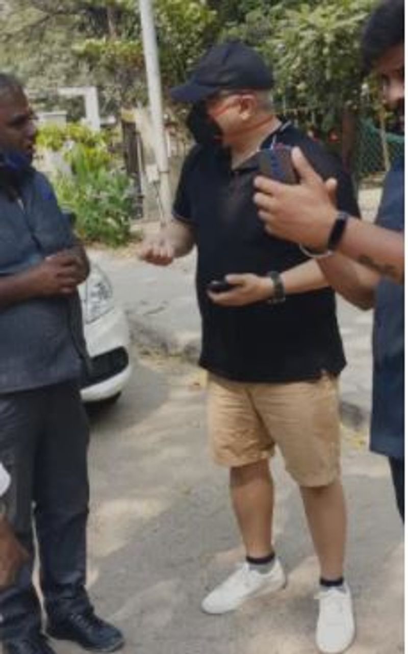 <p> இந்த தகவலை அஜித் ரசிகர்கள், சமூக வலைத்தளத்தில் வைரலாக்கி வருகிறார்கள். விரைவில் அஜித் தற்போது இவர் இயக்குனர் எச்.வினோத் இயக்கத்தில் நடித்து வரும் 'வலிமை' படத்தின் சண்டை காட்சிக்காக வெளிநாடு பறக்க உள்ளதாகவும் கூறப்படுகிறது. இந்த படத்தில் காலா படத்தில் நடித்த ஹீமா குரோஷி அஜித்துக்கு ஜோடியாக நடித்துள்ளார். போனி கபூர் இந்த படத்தை தயாரித்துள்ளார் என்பது குறிப்பிடத்தக்கது.</p>