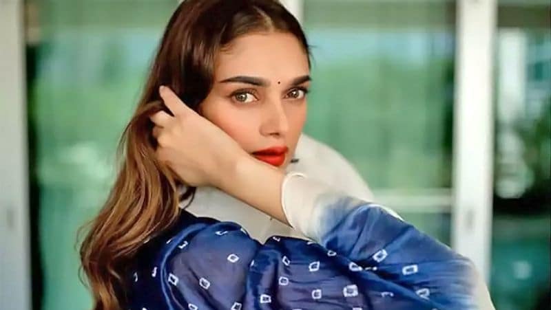 पद्मावत की एक्ट्रेस भी चुकाती है किराया :
फिल्म 'पद्मावत' में काम कर चुकीं अदिति राव हैदरी पिछले कई सालों से बॉलीवुड में काम कर रही हैं। अदिति का अपना घर हैदराबाद में है, जहां उनका परिवार रहता है। अदिति फिलहाल अंधेरी स्थित एक अपार्टमेंट में किराए के फ्लैट में रहती हैं।

