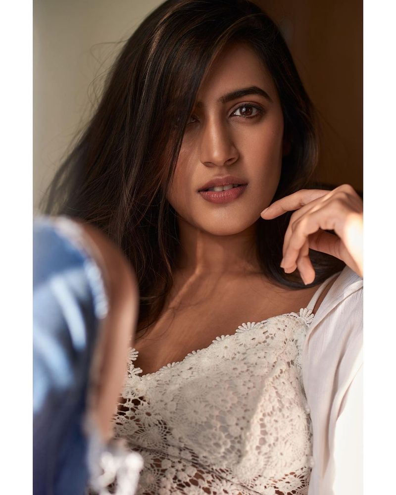 స్టార్ హీరోయిన్ అవుదామనుకున్న నిహారిక ఆశలు తీరకుండానే పెళ్లి చేసేశారు పెద్దోళ్ళు. జొన్నలగడ్డ వెంకట చైతన్యతో నిహారిక వివాహం డిసెంబర్ లో జరిగింది.