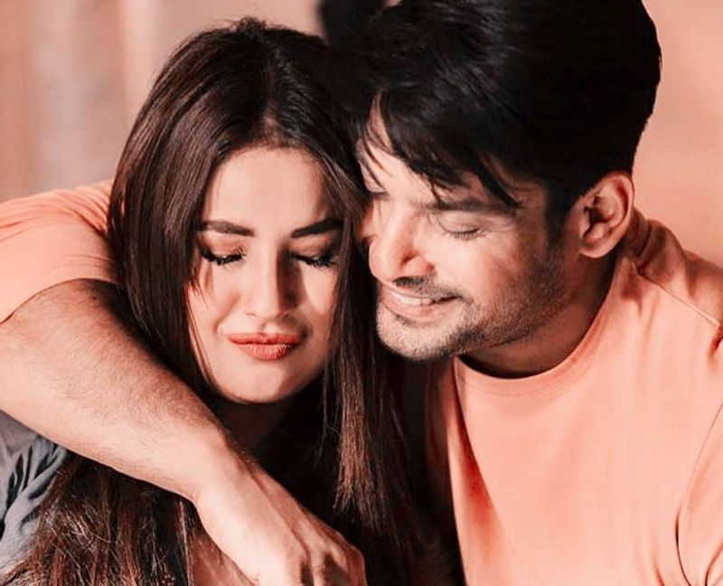 However, what caught the most attention was Shehnaaz's iPhone wallpaper with rumoured beau and Bigg Boss 13 winner Sidharth Shukla. 