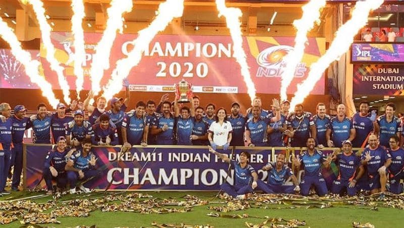 <p>ದುಬೈನಲ್ಲಿ ನಡೆದ 2020ರ ಐಪಿಎಲ್ ಟೂರ್ನಿಯಲ್ಲಿ ರೋಹಿತ್ ಶರ್ಮಾ ನೇತೃತ್ವದ ಮುಂಬೈ ಇಂಡಿಯನ್ಸ್ 5ನೇ ಬಾರಿಗ ಐಪಿಎಲ್ ಚಾಂಪಿಯನ್ ಪಟ್ಟ ಮುಡಿಗೇರಿಸಿಕೊಂಡಿತ್ತು.</p>