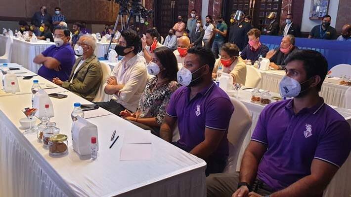 IPL Auction 2021 Shah rukh khan Son Aryan khan Spotted first time for IPL Auction KKR With juhi chawla Daughter Photos going viral KPY IPL Auction 2021 Shah rukh khan Son Aryan khan Spotted first time for IPL Auction KKR With juhi chawla Daughter Photos going viral KPY