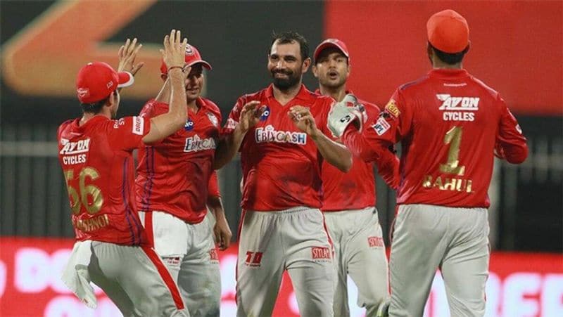 25 साल के शाहरुख ने इस साल मुश्ताक अली ट्रॉफी में फिर शानदार प्रदर्शन किया और चार मैचों में 220 की स्ट्राइक रेट से रन बनाएं। उन्होंने दिनेश कार्तिक की कप्तानी वाली तमिलनाडु की टीम के लिए दूसरे क्वार्टर फाइनल मैच में 19 गेंदों पर नाबाद 40 बनाए थे।