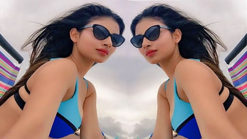 <p>আবার কখনও সুইমিং পুল থেকে নজর কাড়া পোজ, যা মুহূর্তে সকলের নজর কাড়ে। পার্ফেক্ট বডিতে টেক্কা দিতে সিদ্ধ হস্ত মৌনি। </p>