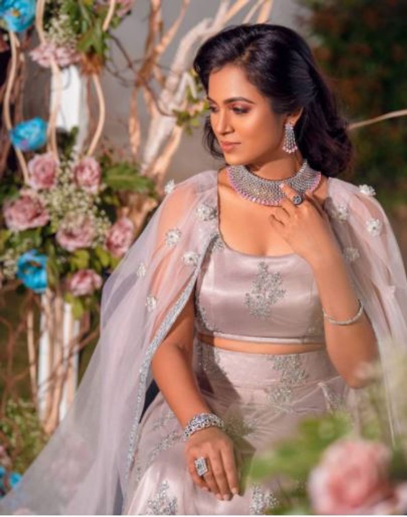 <p>பிக்பாஸ் நிகழ்ச்சிக்கு பின், அடுத்த கட்டத்தை நோக்கி நகர்ந்து கொண்டிருக்கும் ரம்யா பாண்டியனுக்கு, பல படங்களின் வாய்ப்புகள் தேடி வர துவங்கியுள்ளது. பிக்பாஸ் வீட்டை விட்டு வெளியில் வந்த ஒரு வாரத்திலேயே... நடிகர் சூர்யா தயாரிக்கும் படத்தில் இரண்டு நாயகிகளில் ஒருவராக நடிக்க கமிட் ஆனார்.</p>
