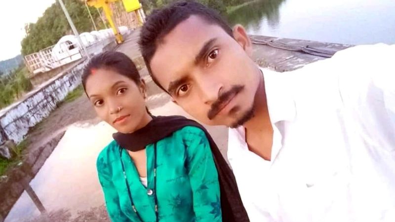 गांव के लोगों ने बताया कि दोनों की शादी 8 महीने पहले ही हुई थी। अजय, पत्नी को पढ़ा-लिखा के कुछ बनाना चाहता था और उसे एग्जाम दिलाने सतना लेकर जा रहा था।
