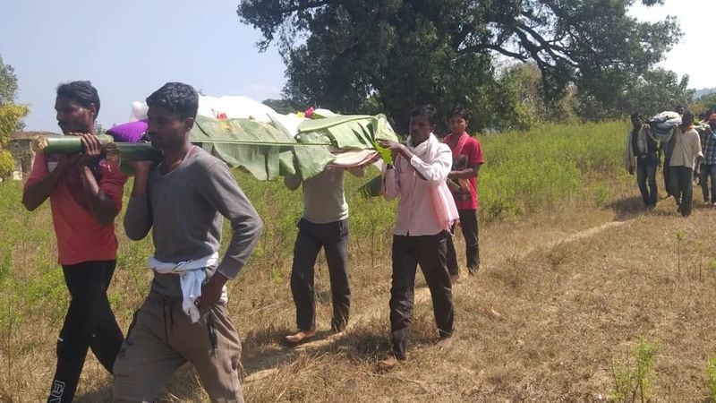 दोनों के शव मंगलवार की देर शाम दो घंटे के अंतराल पर मिला था। इसके बाद उनके शव का पोस्टमॉर्टम एक साथ कराया गया, फिर एम्बुलेंस से रात 10 बजे देवरी पहुंचाया गया था।
