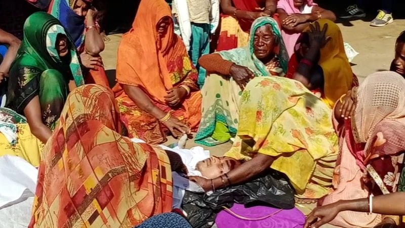 अजय के पिता अपने पुत्र-पुत्रवधू के अंतिम संस्कार में शामिल नहीं हो सके, क्योंकि जिस समय यह हादसा हुआ वह गुजरात में थे, अगर वो वहां से आते भी तो उन्हें आने में 3 दिन लगते और पोस्टमॉर्टम किये शव को इतने लंबे समय रोका नहीं जा सकता था।