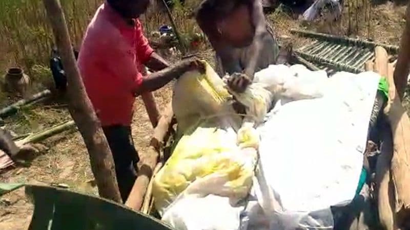 एक साथ दो लाशों के आते ही पूरे गांव में कोहराम मच गया। सबकी आंखों में आंसू भरे हुए थे। एक ही चिता पर दोनों का अंतिम संस्कार किया गया।
