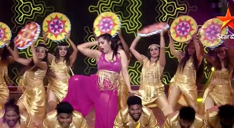 నటిగా రష్మీ కెరీర్ కొంచెం నెమ్మదించినా, యాంకర్ గా మాత్రం దూసుకుపోతున్నారు. జబర్ధస్త్, ఢీ వంటి పాప్యులర్ షోలు ఆమె చేతిలో ఉన్నాయి.