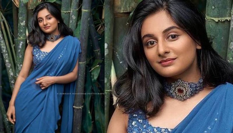സാരിയില് സ്റ്റൈലിഷ് ലുക്കിലാണ് എസ്തര്.