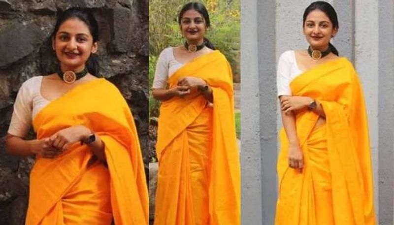 ചോക്കര് ആരാധിക കൂടിയാണ് എസ്തര്. മുൻപ് മഞ്ഞ നിറത്തിലുള്ള സാരിയോടൊപ്പം പച്ച നിറത്തിലുള്ള ചോക്കറാണ് താരം അണിഞ്ഞത്.