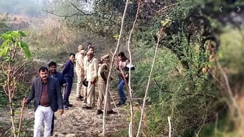 जब घटना स्थल पर पहुंची फॉरेंसिक टीम
दरअसल, उन्नाव में दो लड़कियों के शव मिले थे। शरीर पर कहीं पर भी जोर-जबरदस्ती या चोट के निशान नहीं मिले हैं। हां, यह जरूर है कि दोनों लड़कियों के शरीर में जहरीला पदार्थ मिला है। इसी की पड़ताल करते हुए फॉरेंसिक टीम स्निफर डॉग लेकर उस गांव पहुंची, जहां घटना घटी थी।
