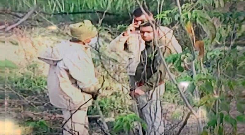 एक दुकान की तरफ भागने लगा डॉग
घटनास्थल पर पहुंचने के बाद स्निफर डॉग एक दुकान की तरफ भागने लगा। जब पुलिस ने ये देखा तो उस दुकान की तरफ गए और दुकानदार से पूछताछ की। पूछताछ में पता चला कि घटना वाले दिन यानी बुधवार को दोपहर घर से निकलते वक्त लड़किों ने उसकी दुकान से नमकीन कै पैकेट लिए थे और खाया था। 
