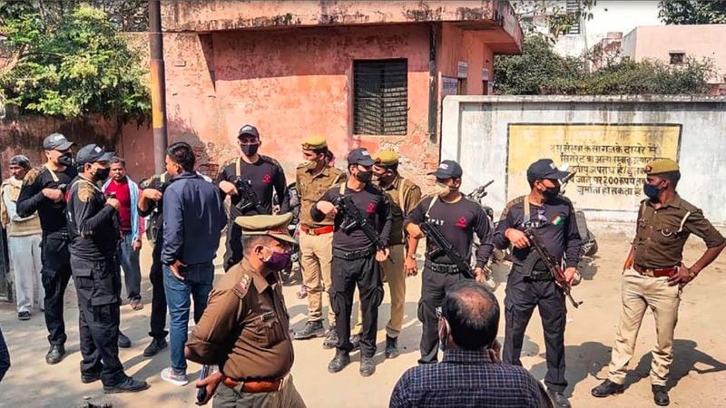 अंतिम संस्कार में भारी पुलिसबल तैनात
दोनों लड़कियों का शुक्रवार को अंतिम संस्कार किया गया। अंतिम संस्कार के वक्त गांव में भारी पुलिसबल तैनात किए गए। दोनों मृतक लड़कियों के परिवार के सदस्यों की मौजूदगी में उन्नाव गांव में उनके घर से थोड़ी दूरी पर अंतिम संस्कार किया गया।