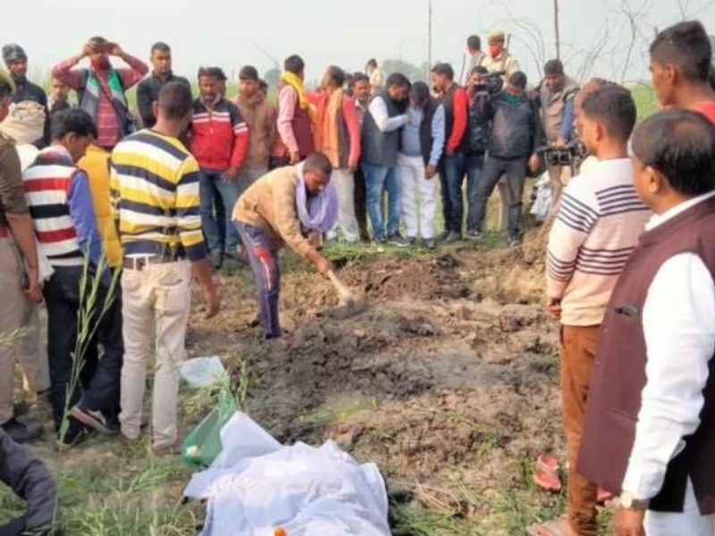 तीन लड़कियां बेहोश मिली थीं
उन्नाव के बबुरहा गांव में 17 फरवरी की शाम तीन लड़कियां काजल, कोमल और रोशनी संदेहास्पद परिस्थितियों में बेहोश मिली थीं। इलाज के दौरान काजल और कोमल की मौत हो गई है। रोशनी की हालत नाजुक है। उसका इलाज कानपुर के रीजेंसी अस्पताल में चल रहा है।