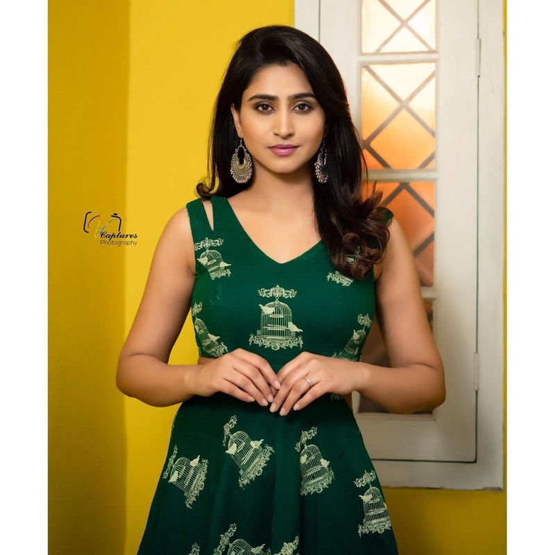 తాజాగా వర్షిణి స్లీవ్ లెస్ లాంగ్ ఫ్రాక్ ధరించి హొయలు పోయారు. ట్రెండీ వేర్ లో వర్షిణి గ్లామర్ విద్యుత్ దీపాలవలె మెరిసిపోతుంది.