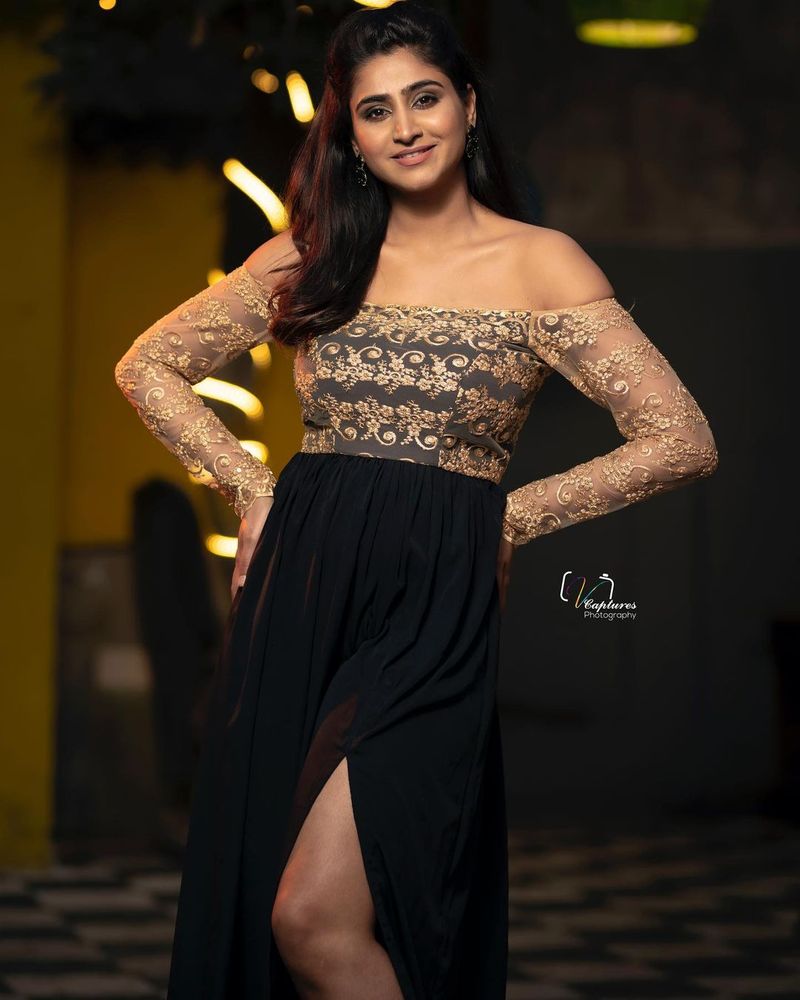 వర్షిణి గ్లామర్, హైపర్ ఆదితో రొమాన్స్ ఆ షోకి కొంత ప్రయోజనం చేకూర్చాయి.