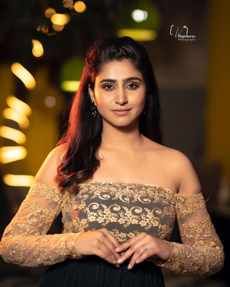 కారణం ఏమిటో కానీ ఢీ సీజన్ 13 నుండి వర్షిణిని తీసివేయడం జరిగింది. అక్కడ అవకాశం కోల్పోయిన వర్షిణి.. స్టార్ మాలో బంపర్ ఆఫర్ కొట్టేశారు.
