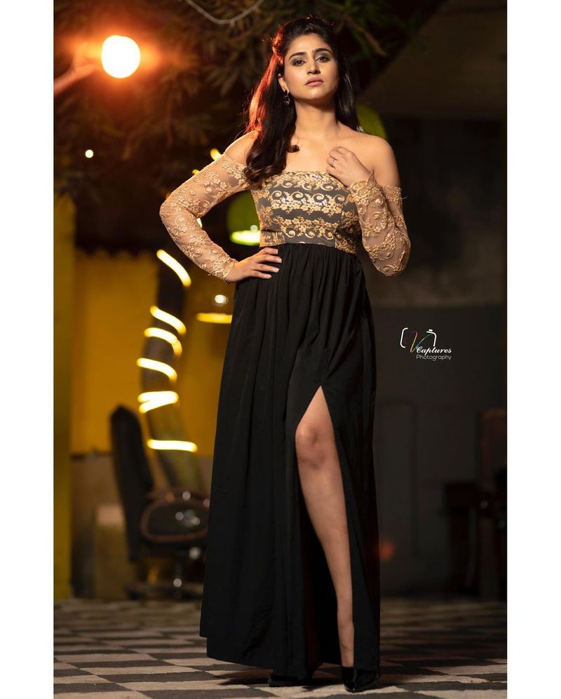 కొత్త షో దక్కిన సంబరం ఏమో కానీ వర్షిణి వరుస ఫోటో షూట్స్ తో రెచ్చిపోతున్నారు. స్టన్నింగ్ డ్రెస్ లలో సెక్సీ ఫోటో షూట్స్ చేస్తున్నారు.