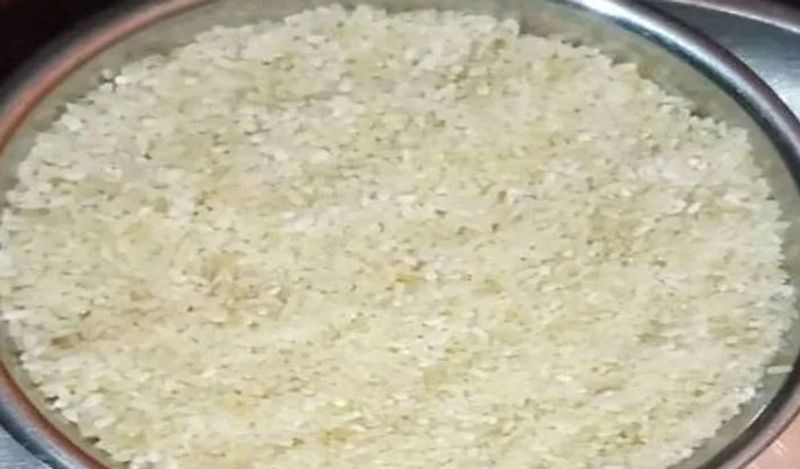 सुपाच्य खिचड़ी बनाने के लिए सबसे पहले दाल और चावल को सादे पानी में धो लें।
