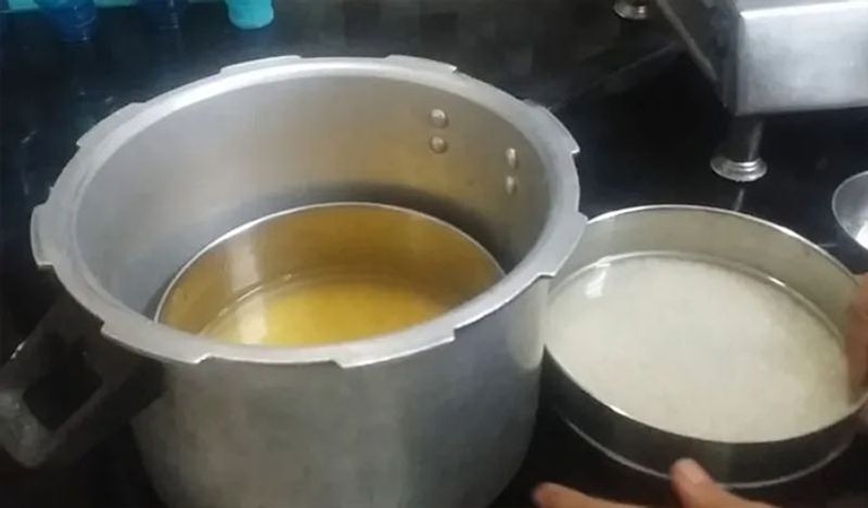 अब इस कूकर में नमक और हल्दी मिला लें। हल्दी की मात्रा बस इतनी रखें, जिससे उसका रंग पीला हो जाए।