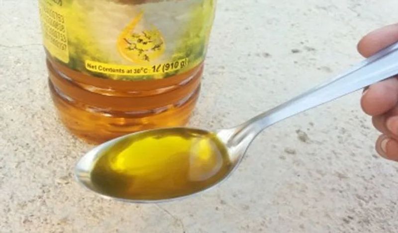 अब कूकर में एक ढक्कन सरसो तेल मिला दें। तेल डालने से खिचड़ी कूकर से बाहर नहीं निकलेगी। साथ ही इसका स्वाद काफी बढ़ जाएगा।