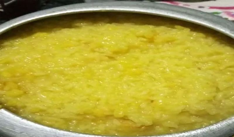 अब इसे गैस पर चढ़ा दें। पांच सीटी के बाद आपकी खिचड़ी खाने के लिए तैयार हो जाएगी