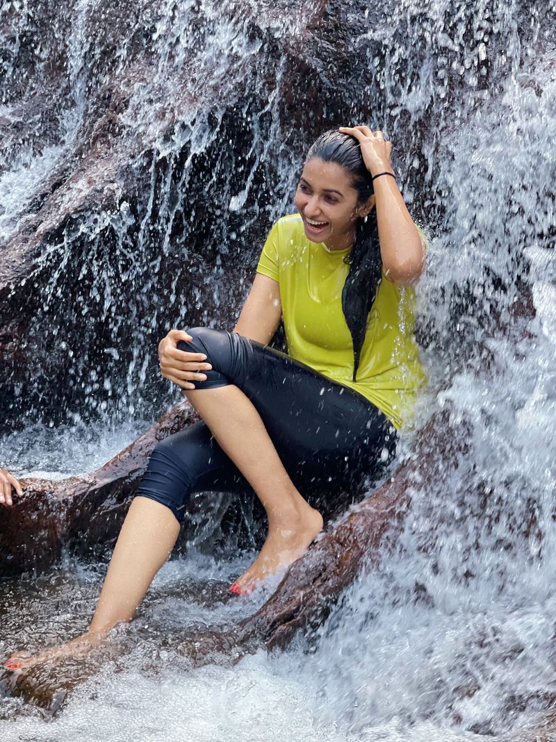 தண்ணீரை பார்த்ததும்... குழந்தையாய் மாறி பிரியா பவானி ஷங்கர், அருவியில் குளித்து குதூகல ஆட்டம் போட்டுள்ளார். 