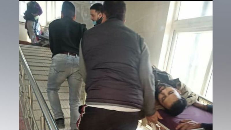 आतंकी हमले में घायल पुलिसकर्मी को हॉस्पिटल ले जाया गया, लेकिन उसे बचाया नहीं जा सका।